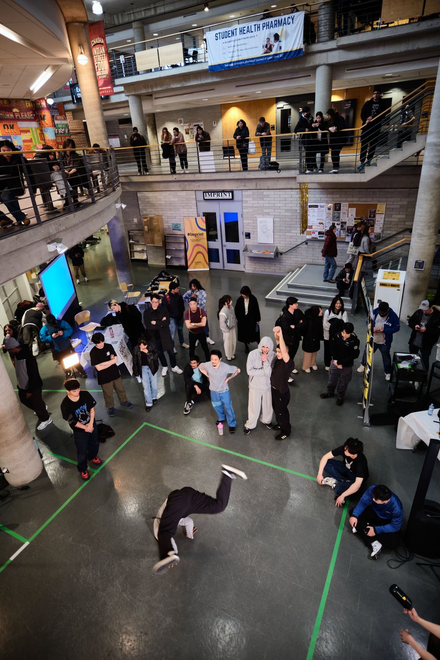 Ground FX teaser video thumbnail: the crowd circled around a breaker, seen from the atrium balcony